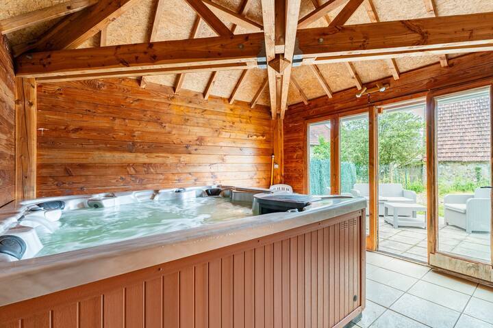 Jacuzzi à l'intérieur du chalet